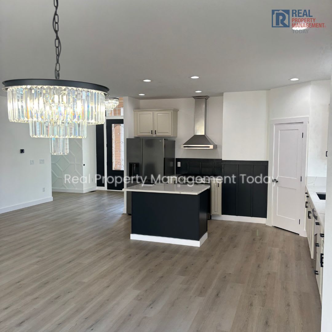 Beautifully Remodeled Modern 3-Bedroom TownHome with Fenced Yard & Garage in Orting – photo 3