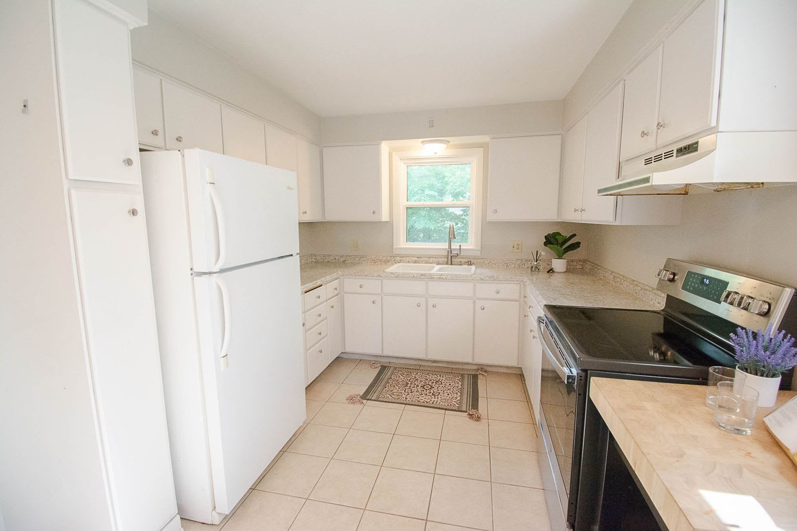 Charming Uptown Ranch Style Home With Private Fenced Backyard – photo 5