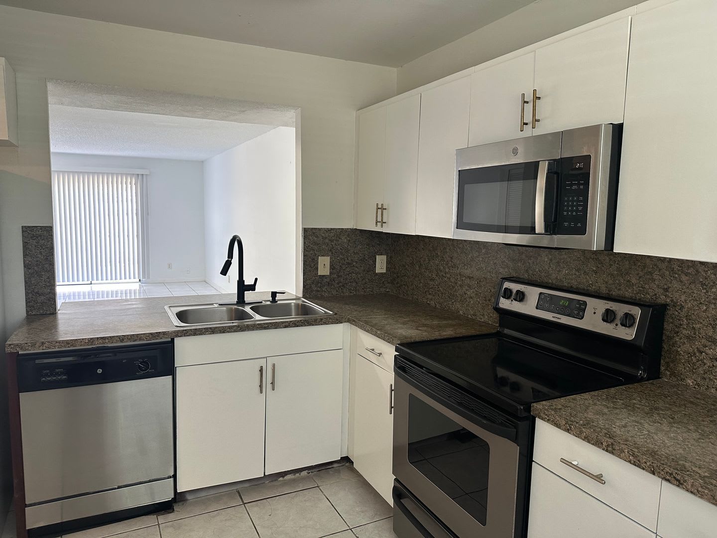 Large 3 bedroom 2 1/2 bath. – photo 1
