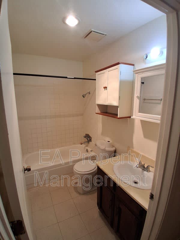 12200 Candelaria Rd NE – photo 2