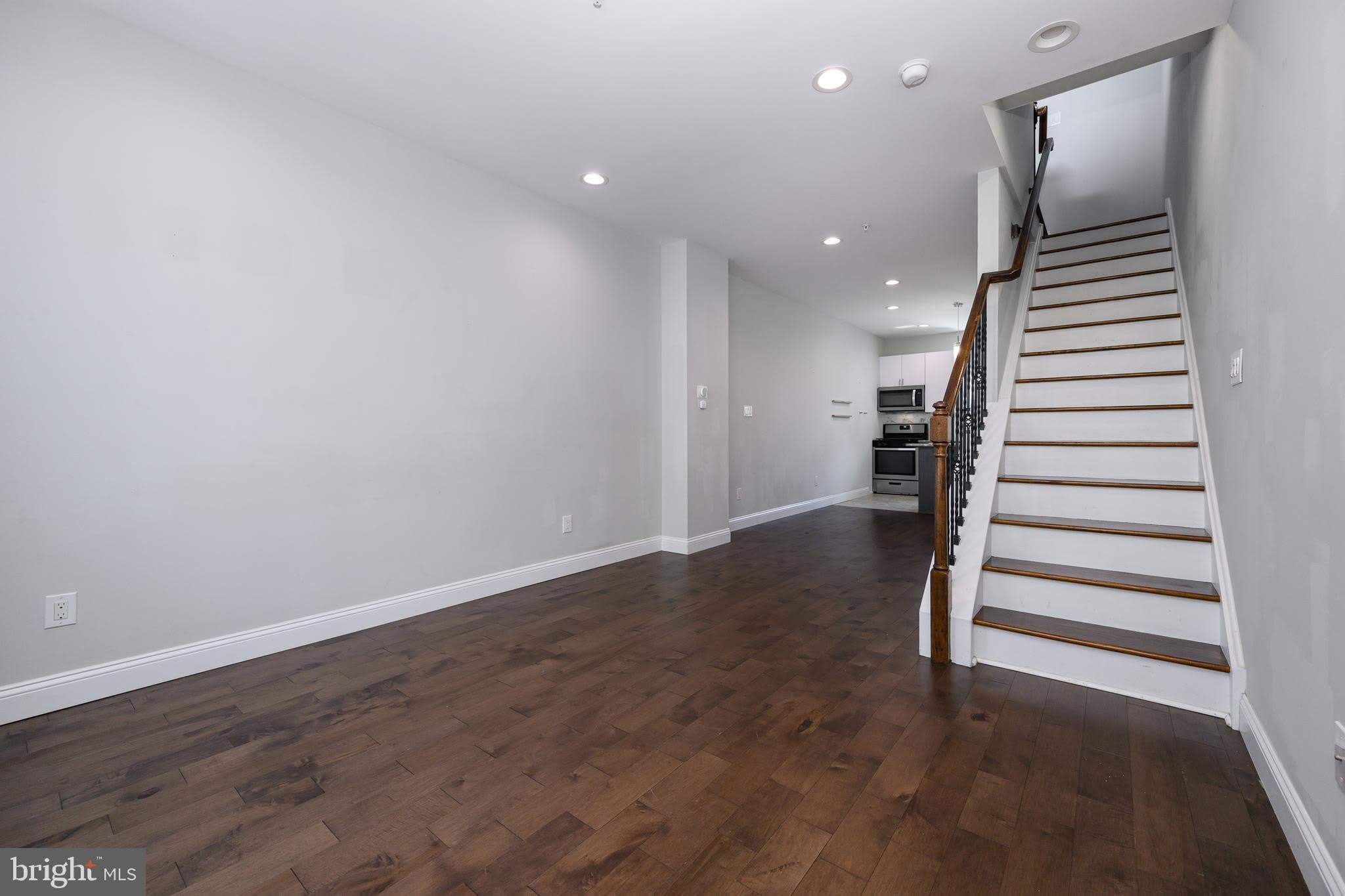 1439 N NEWKIRK Street – photo 2