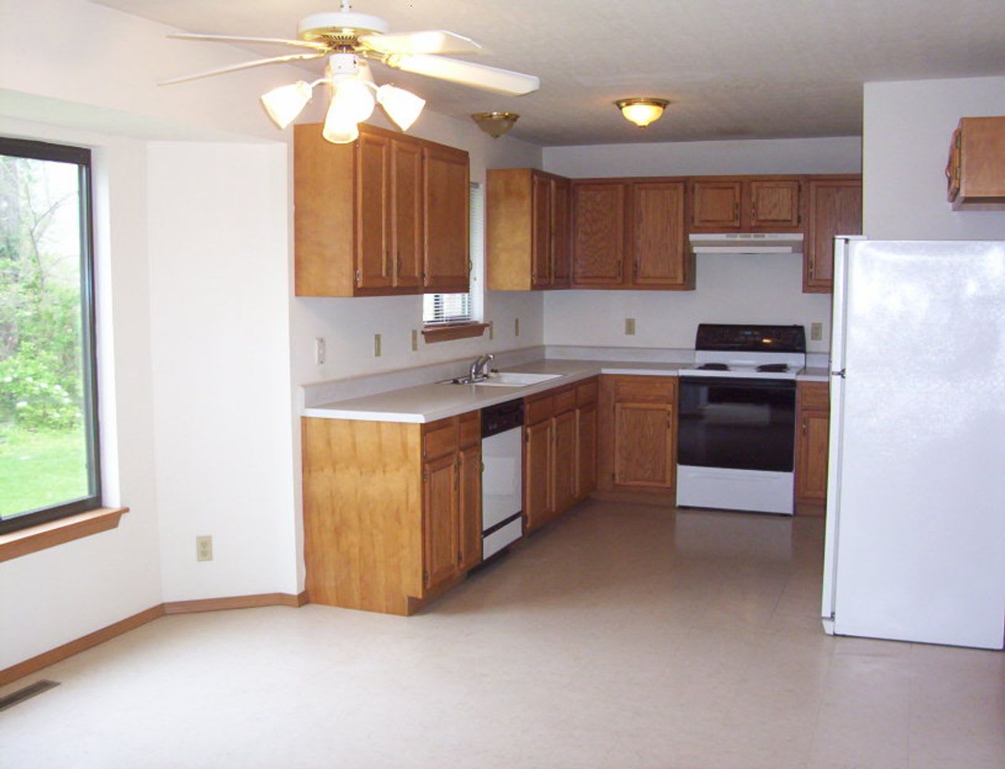 Adorable Three Bedroom House In Quiet Neighborhood – photo 2