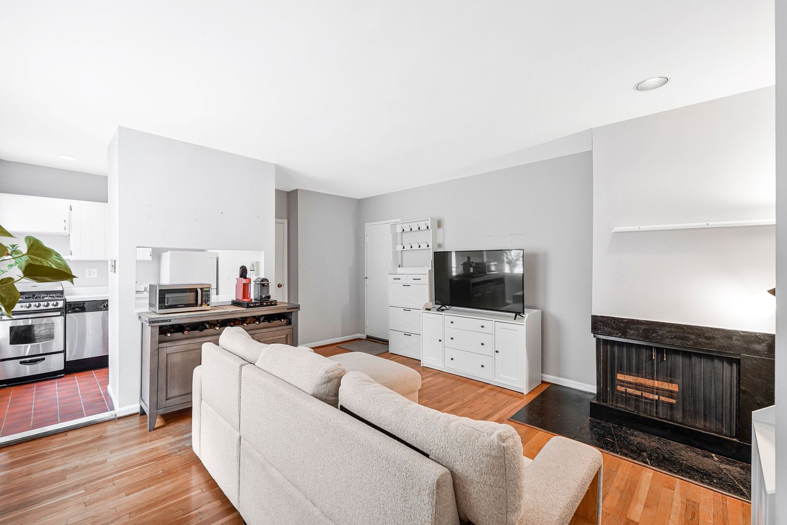 Capitol Hill Two-Bedroom – photo 2
