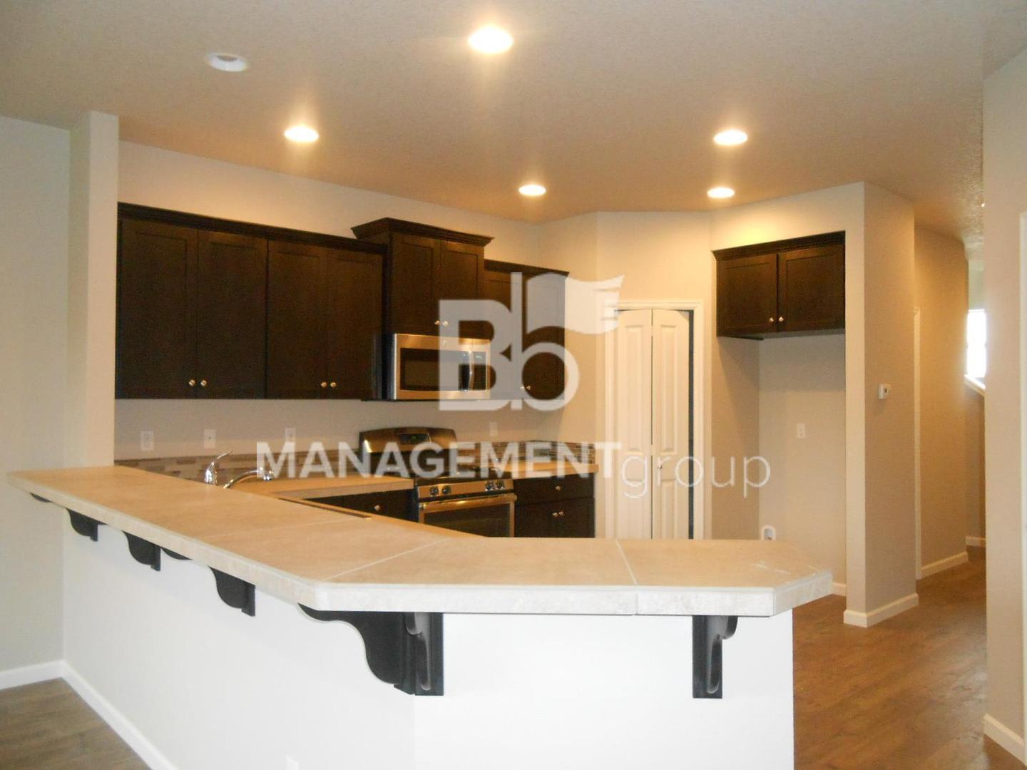 Newer NW Portland/Bethany Home Located In Abby Creek! – photo 4