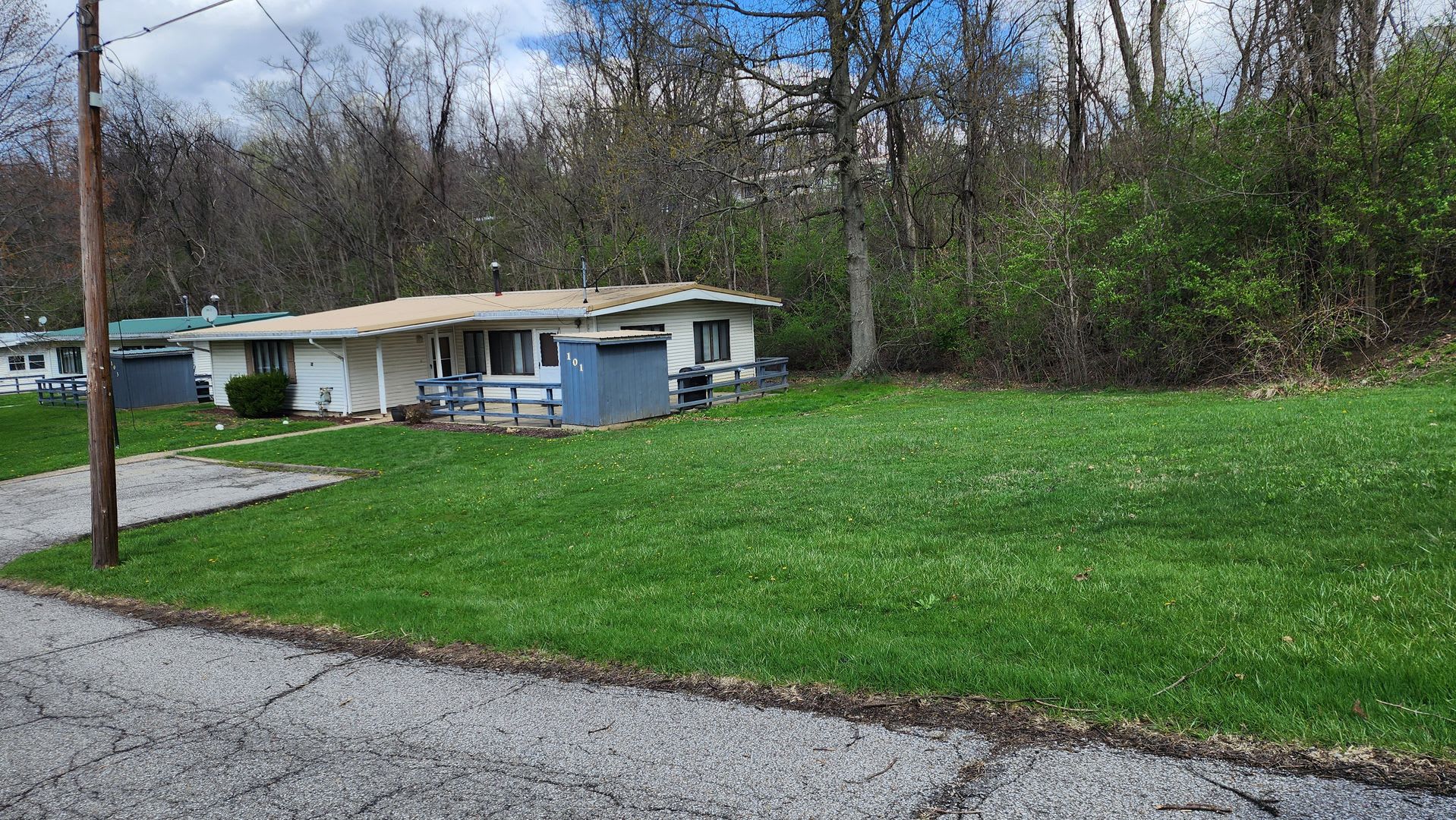 Three bedroom 1.5 house available for rent May 1 2026! – photo 2