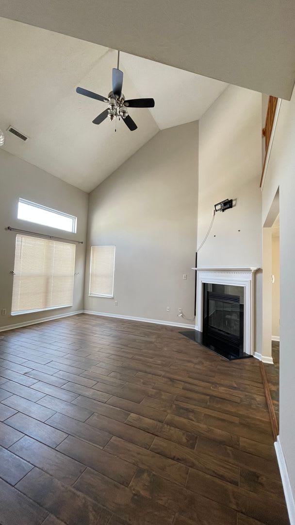 Spacious 2 Story 3 Bedroom 2.5 Bath House with a Large Fenced Backyard – photo 5