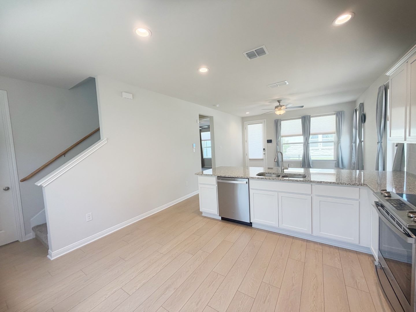 2 Bed / 2.5 Bath Home Ready for Lease! – photo 3