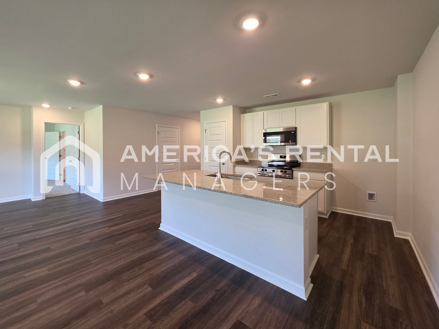 Move In Special New Construction Home For Rent Sign A 13 Month Lease By 8 31 2026 And Receive A Leasing Incentive Equal To One Month S Rent Applied As A Credit Over 10 Months Half Off Deposit Privacy Fence Included – photo 3