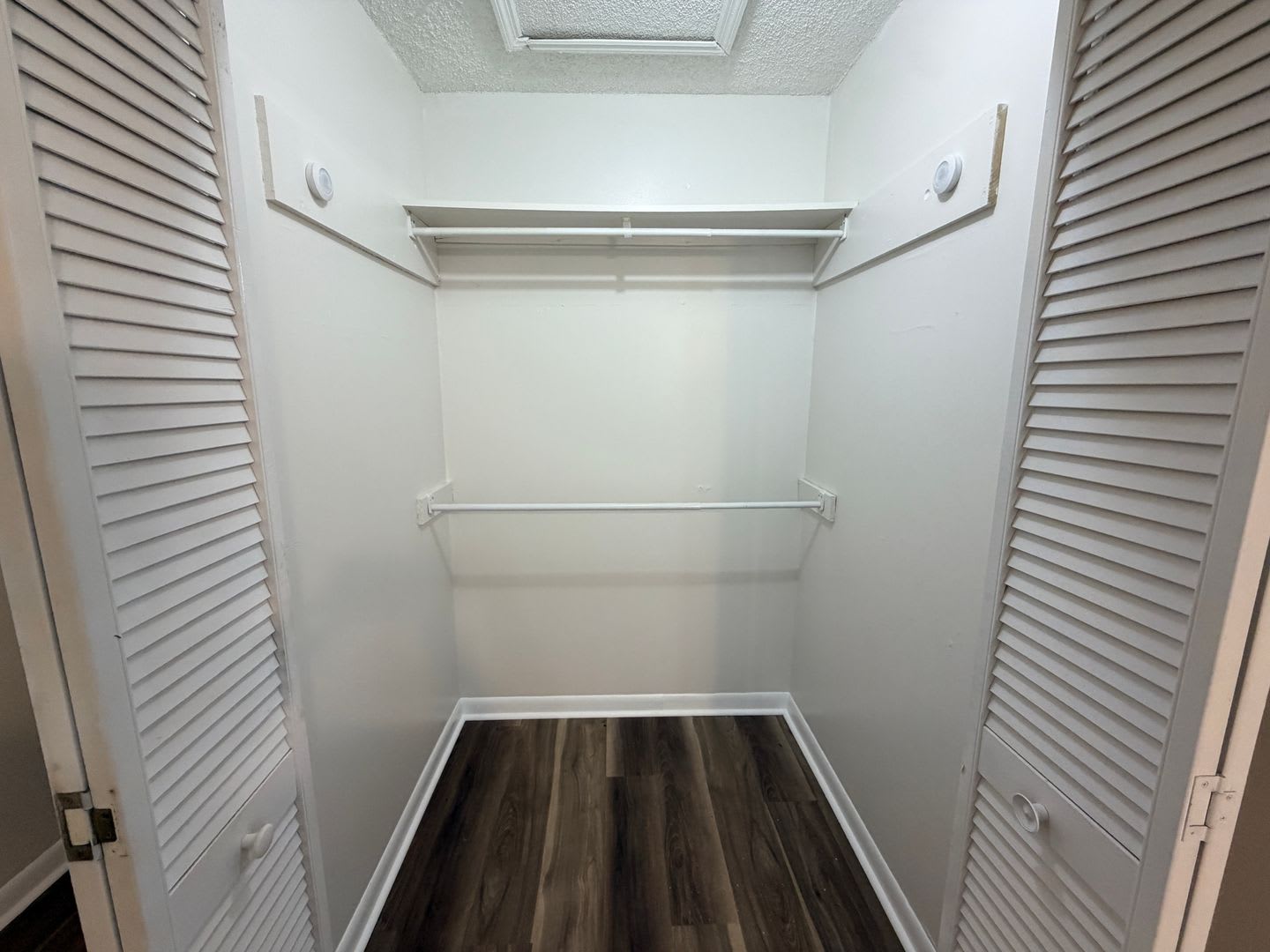 1706 Azalea Dr This Spacious 800 Sq Ft 1 Bedroom 1 Bathroom Apartment Offers Comfortable Living With Flat Rate Utilities – photo 3