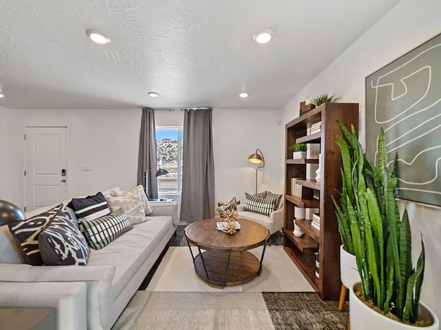 3 Bed Townhome-PET FRIENDLY! – photo 3