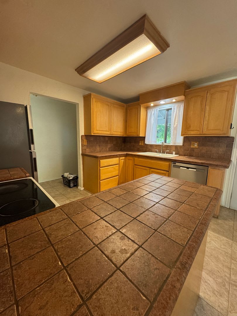 SIZEABLE 3 BED 2 BATH HOME IN THE STARLIGHT SUBDIVISION – photo 4