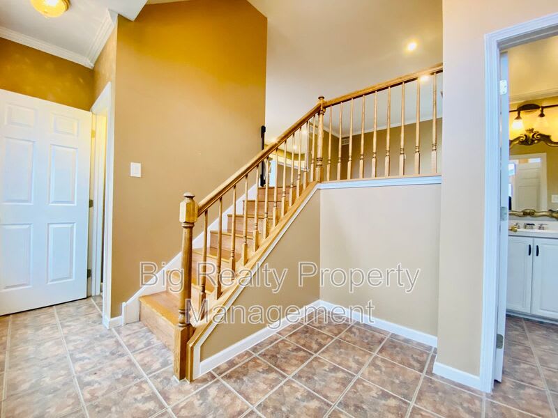 475 Stoneglen St – photo 2