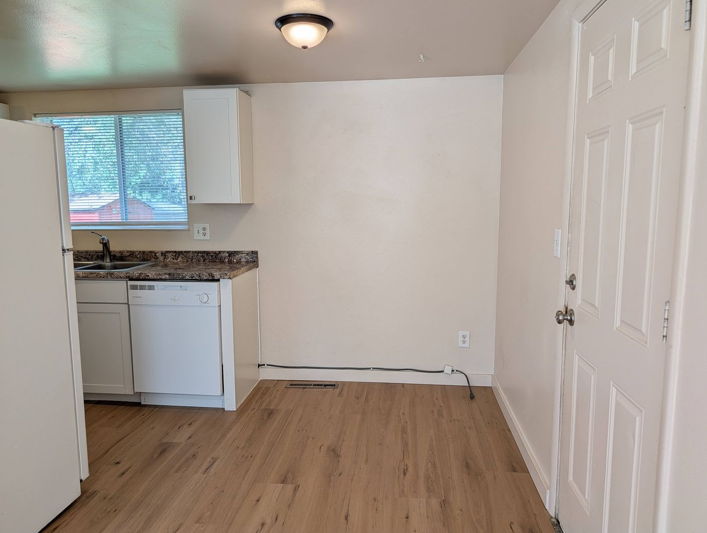 3 Bed 1 Bath With Big Backyard Available Now – photo 5