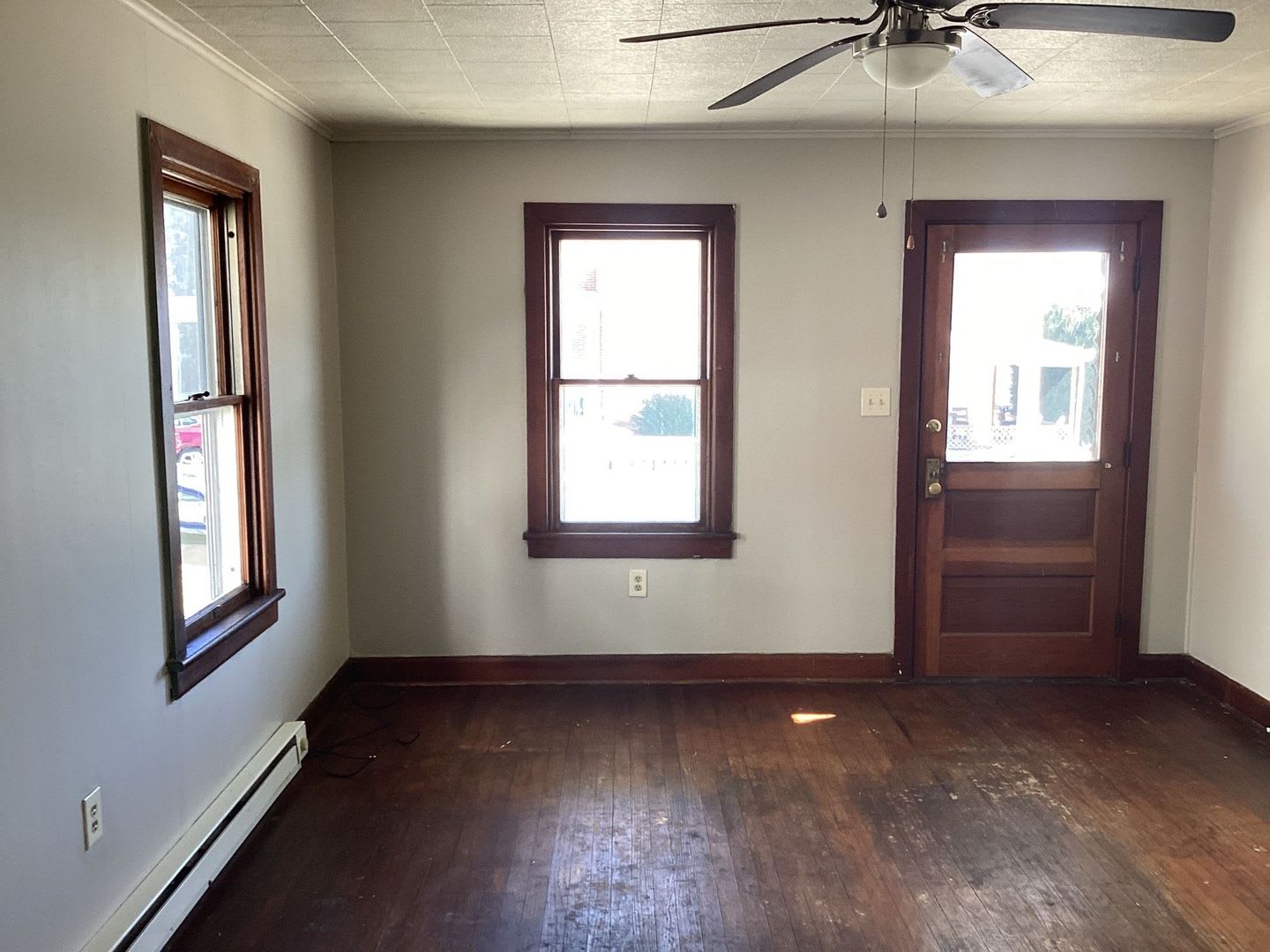 Charming 3-Bedroom, 1-Bathroom Single-Family Home – photo 2