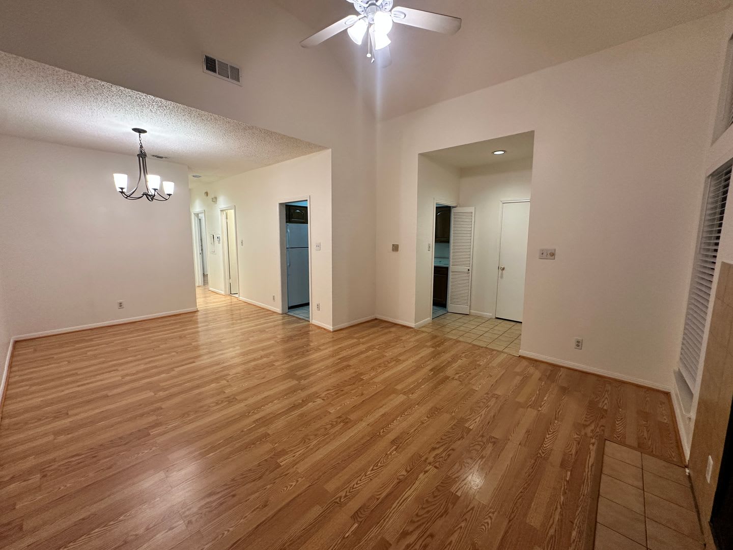 UT PRE LEASE: West Campus 2bd / 2ba Cathedral ceilings, Huge windows, Good Roommate floor-plan – photo 4