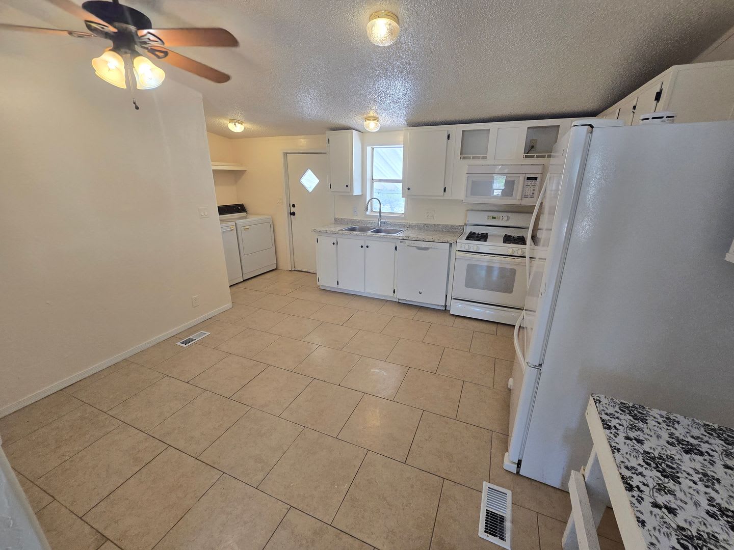 HUGE PRIVATE LOCATION 3 BEDROOM 2 BATH HOME!! – photo 5
