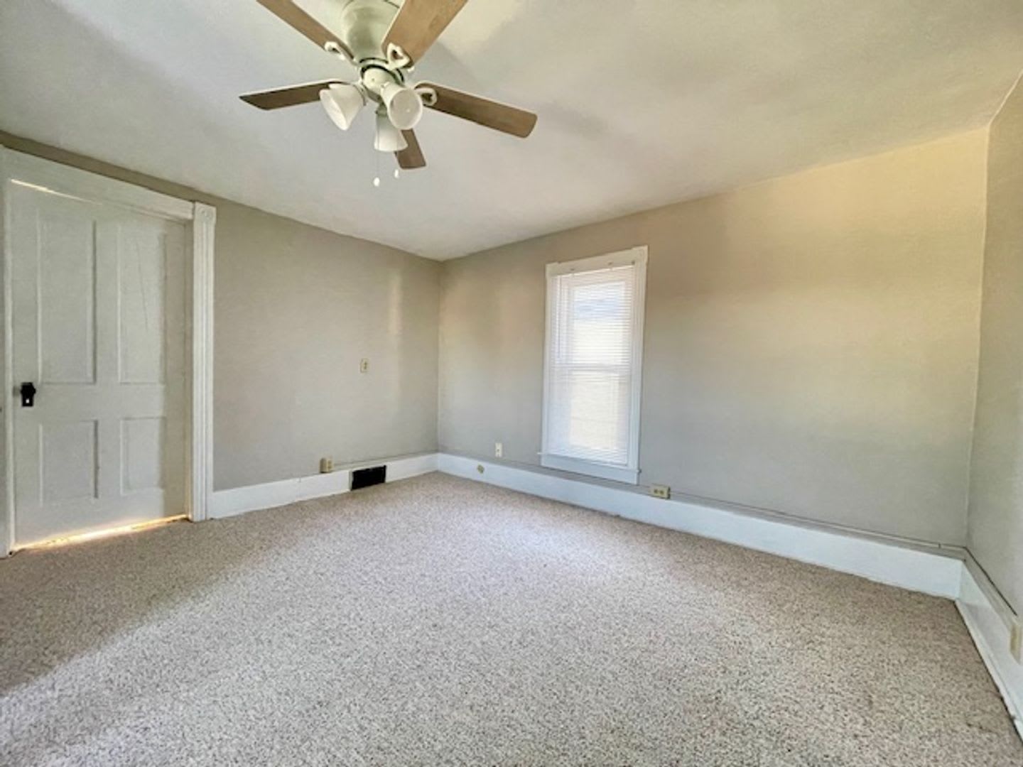 Charming 2 Bedroom Home Available! – photo 5
