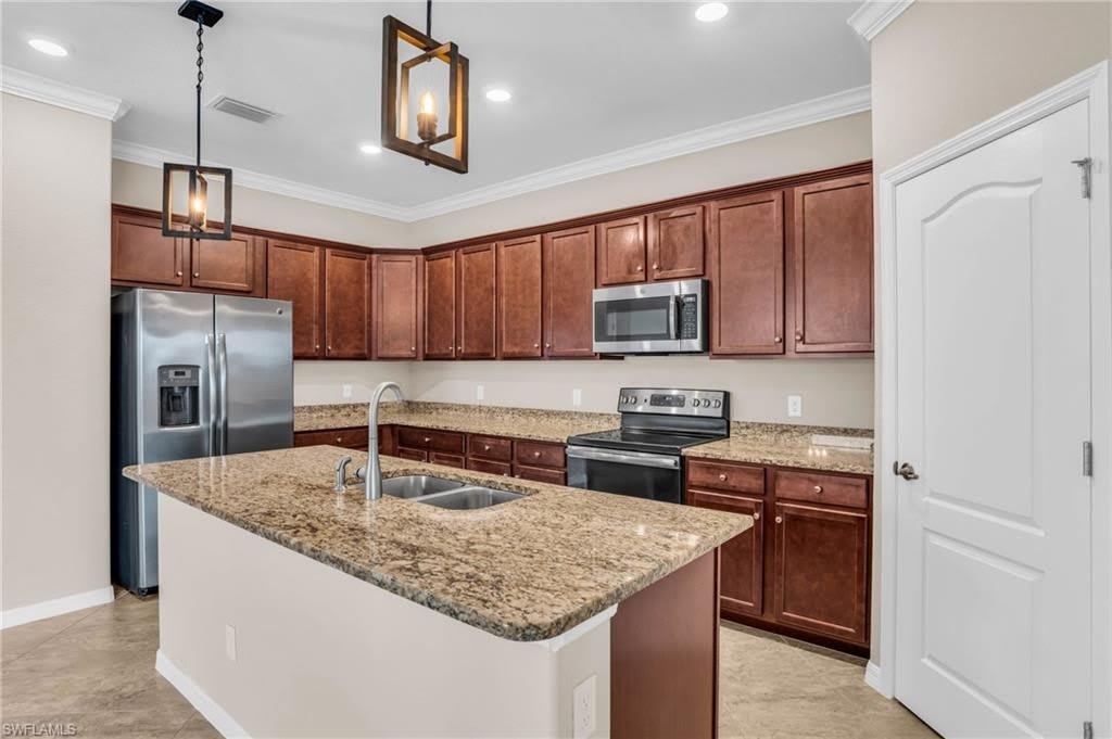 2061 Hamlin St – photo 3