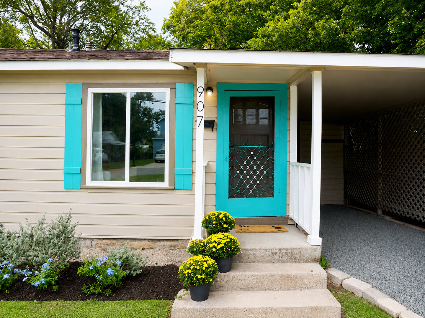 2 bedroom North Loop Bungalow – photo 1
