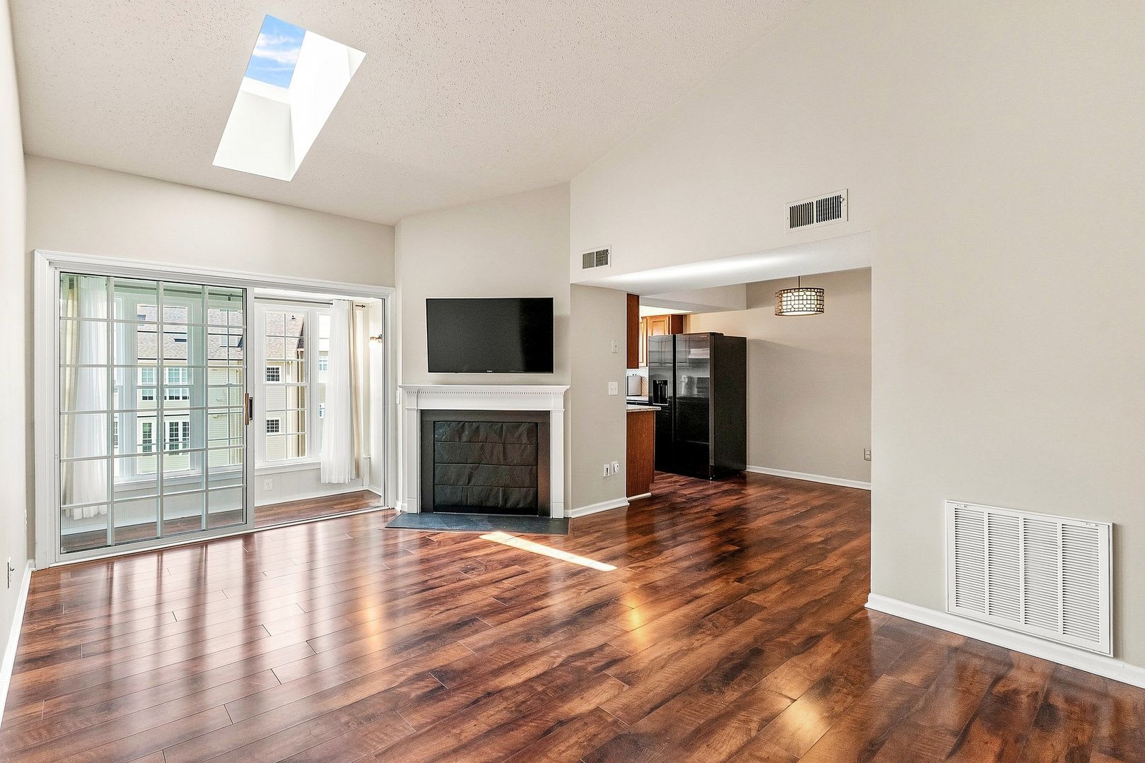 Charming Top-Level 2BR/2BA Condo in the Heart of Leesburg – photo 2