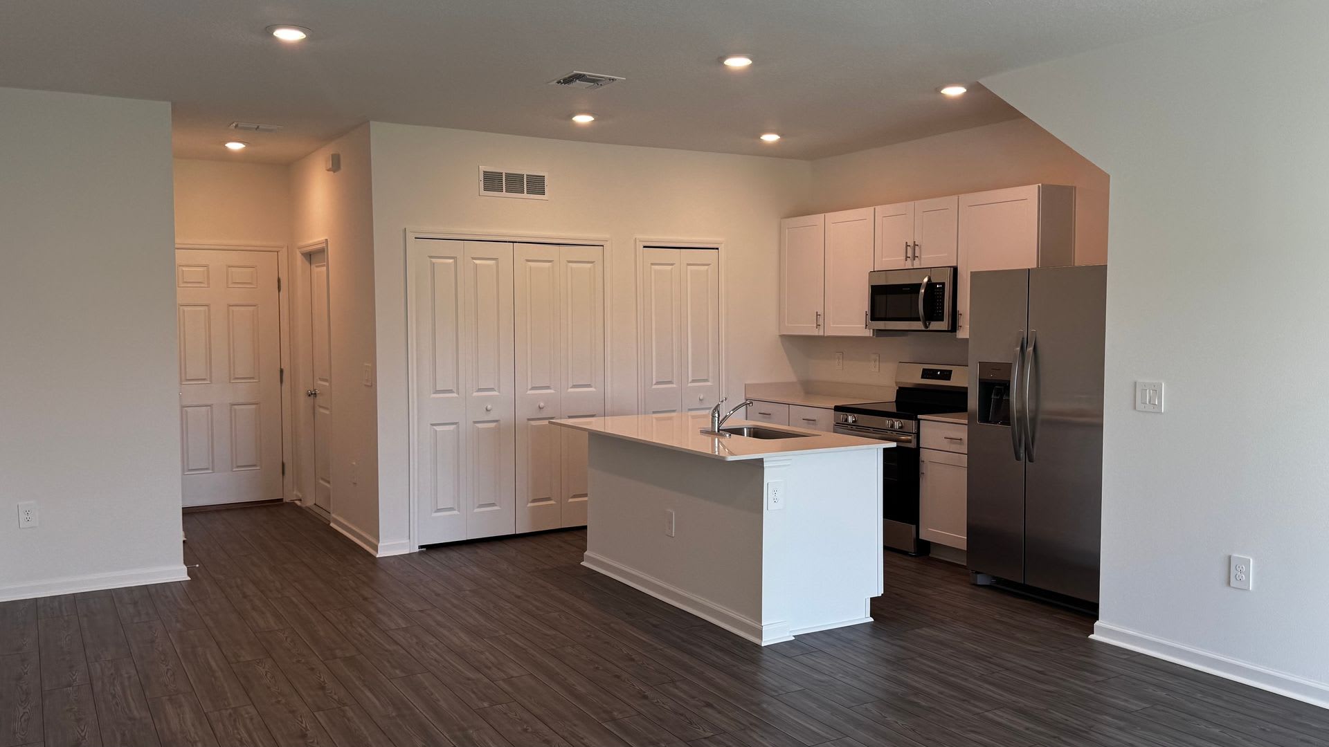 Modern Luxury Living In Marion Ranch Brand New Townhome Internet Trash Lawn Care Included – photo 3