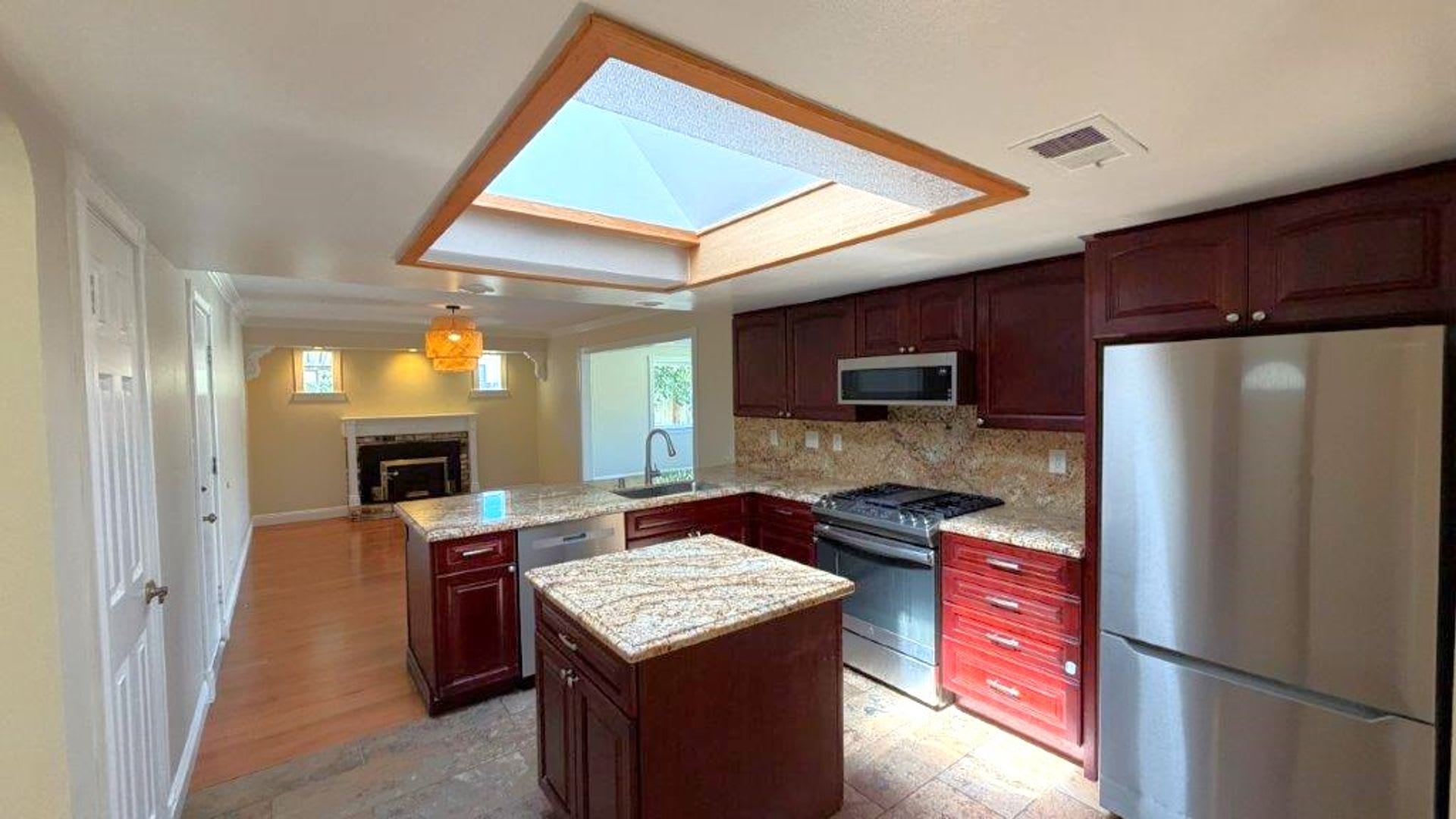 Beautiful Updated 4-Bedroom Martinez Home with Hardwood Floors, Backyard & Gardener Included – photo 5