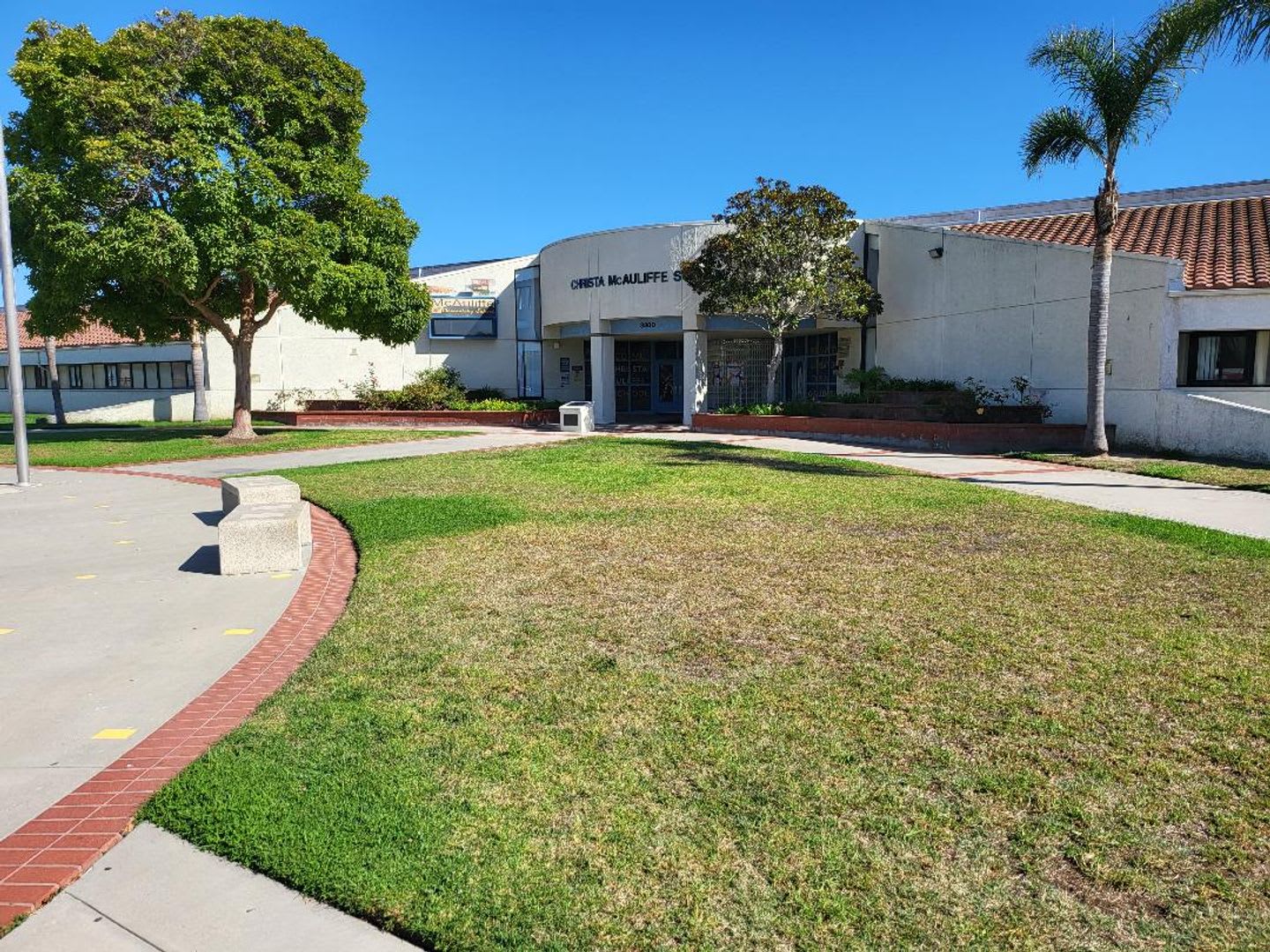 Marina Victoria Townhouse, garage & pool – photo 4
