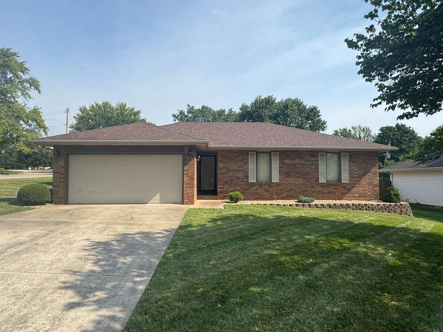 Move-In Ready! 605 E Maplewood St – photo 1