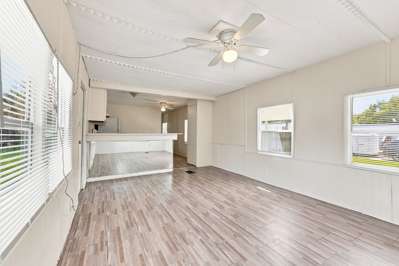 Updated 2 bedroom Home with Modern Finishes – Available for Immediate Move-In! – photo 4