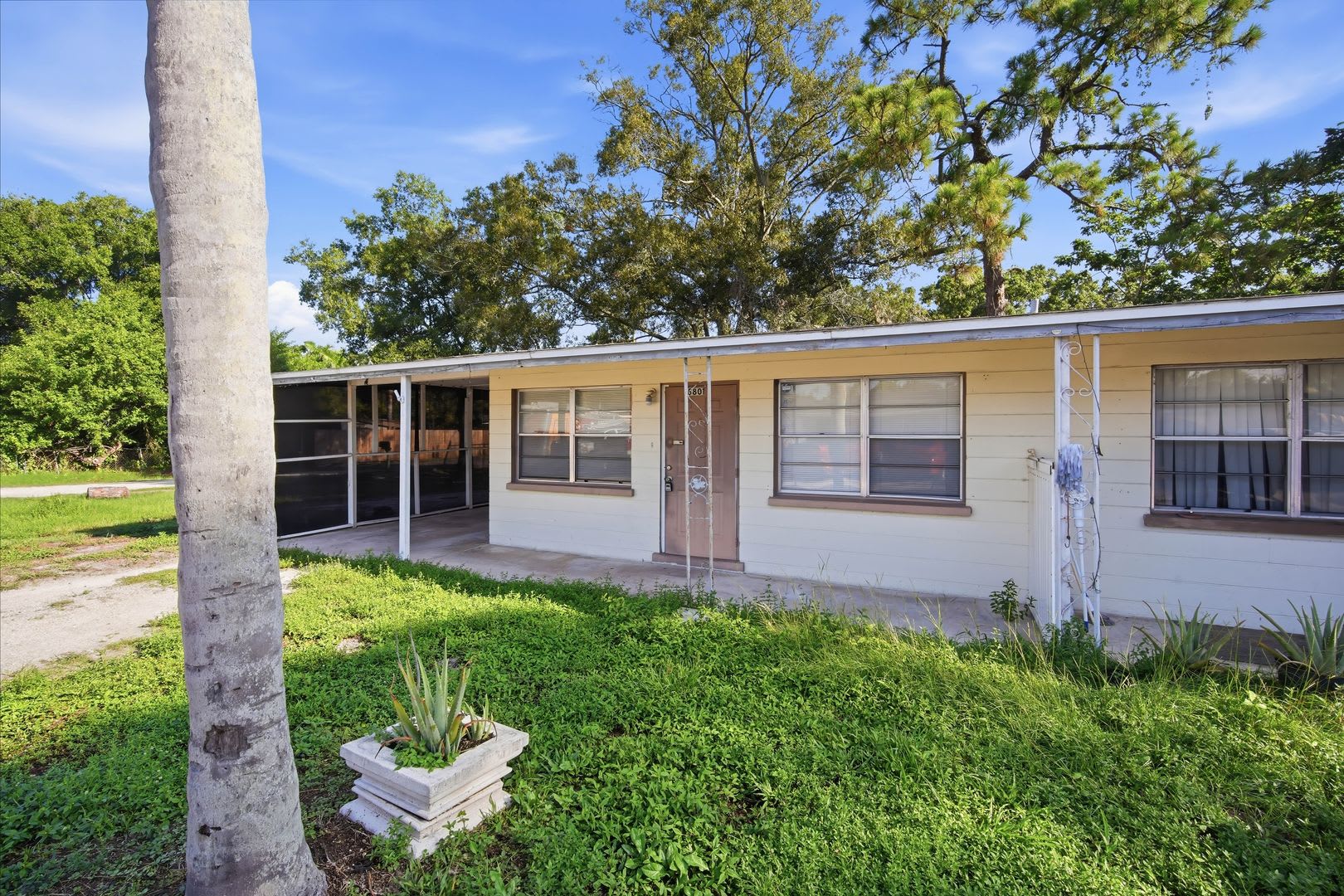 Cozy 1-Bedroom Corner Unit with Large Yard! – photo 3