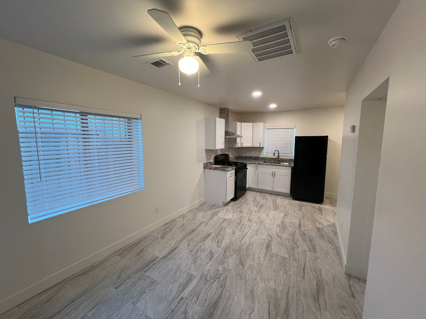 Recently Remodeled 1 Bed. Apt. Near Shopping & Public Transportation – photo 3