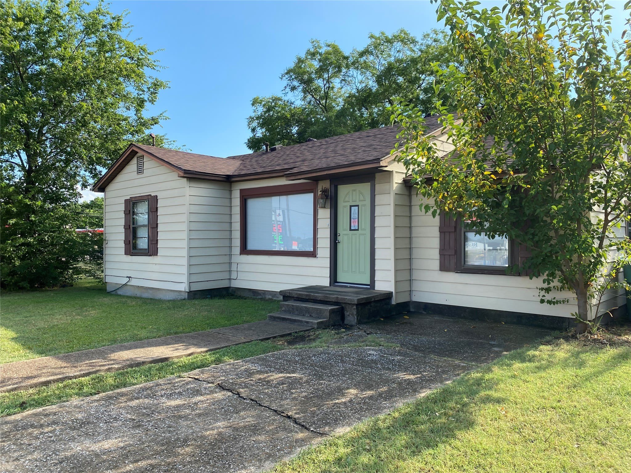 1910 N Travis Street – photo 1