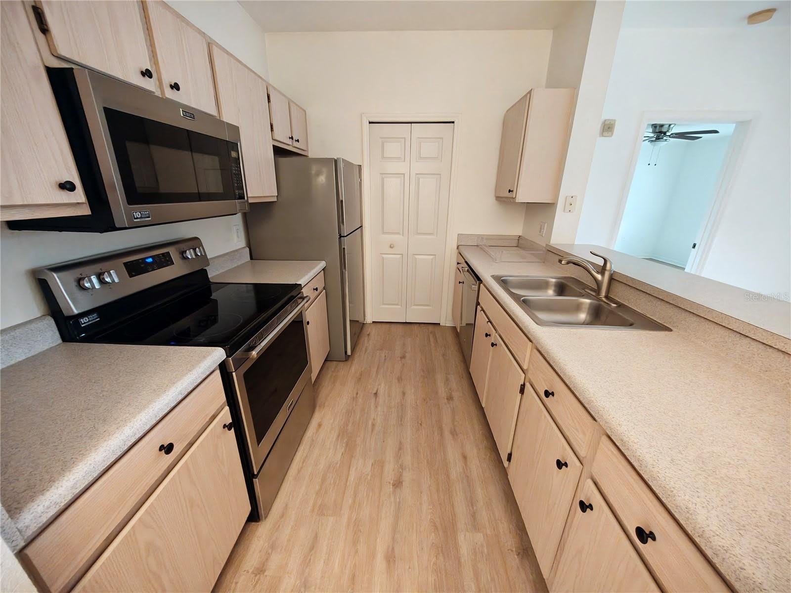 5471 VINELAND Road – photo 1
