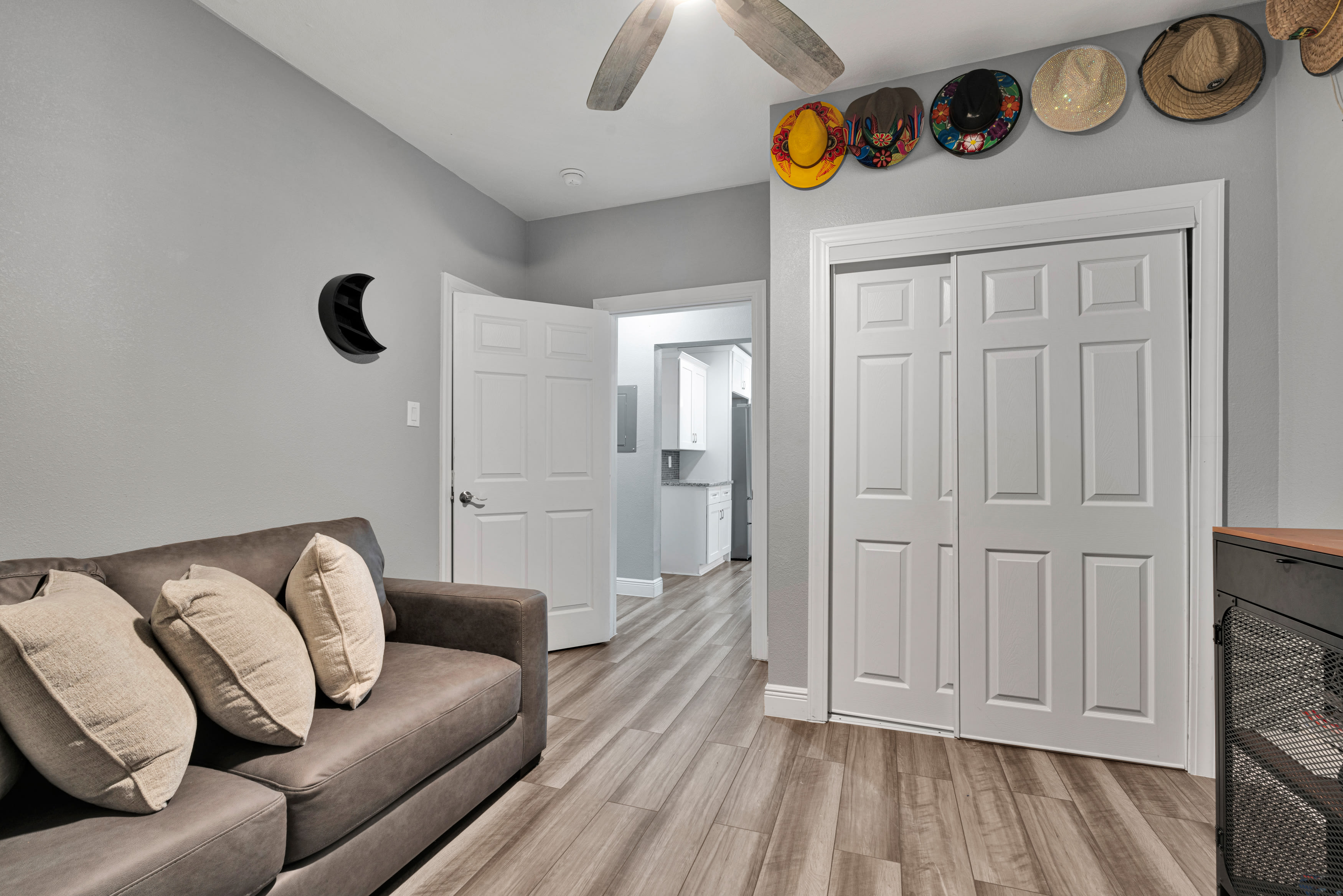 322 W Huisache Ave – photo 4
