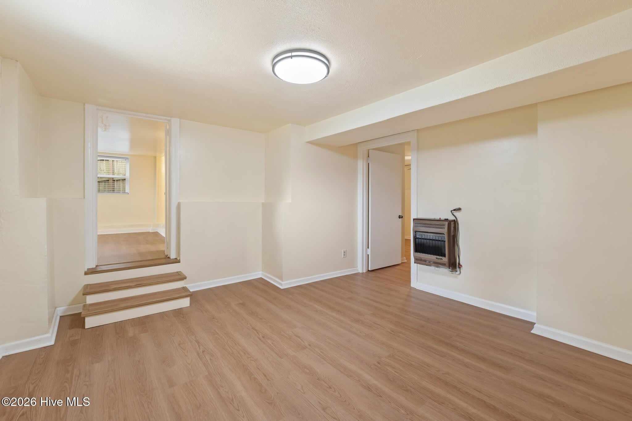 1422 Heard Avenue – photo 3