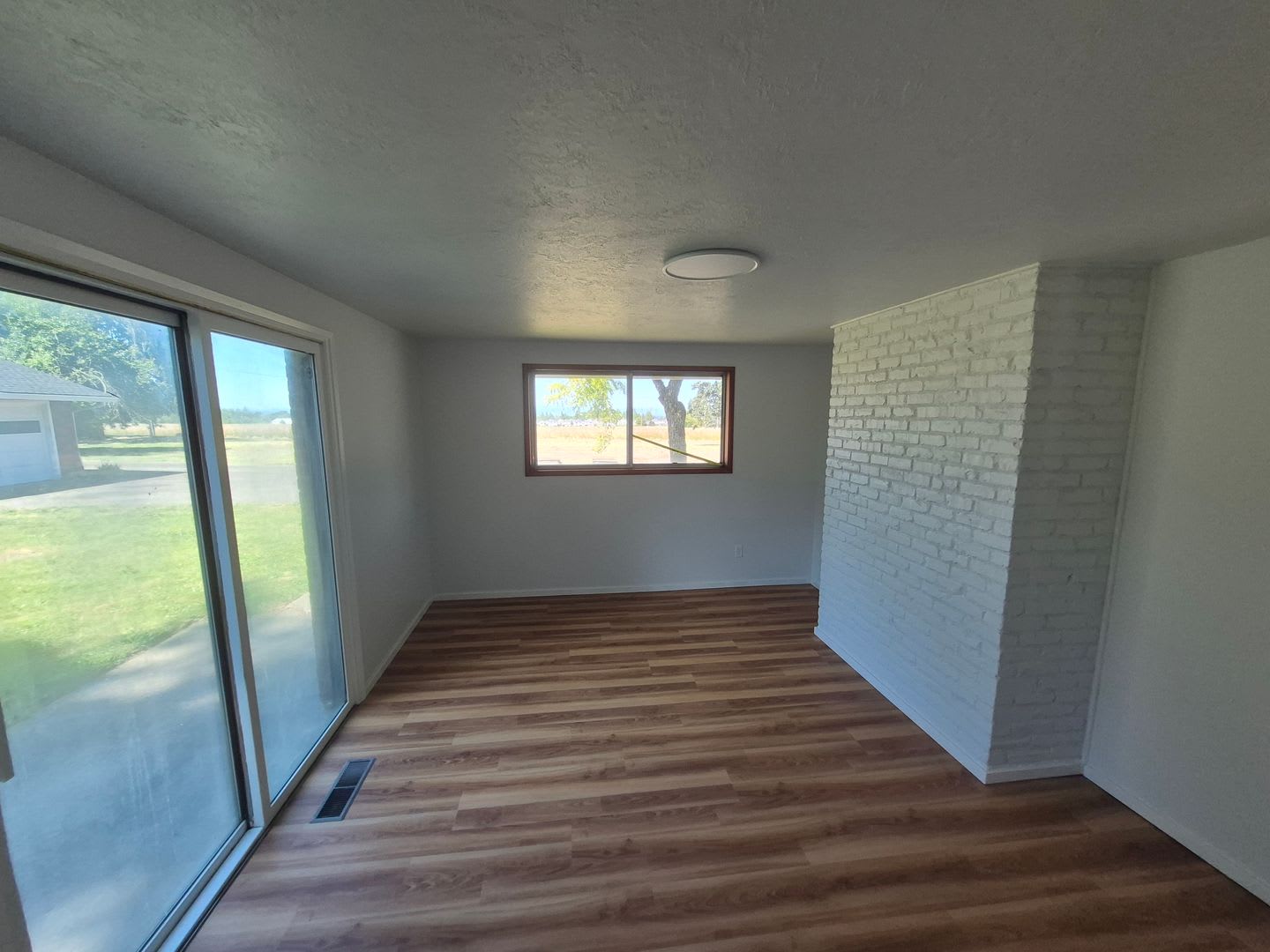 Refurbished home with Basement and large yard – photo 5