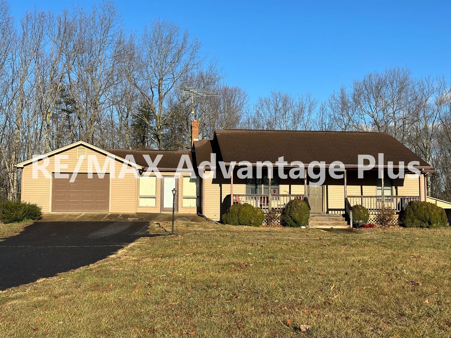 Well Maintained 2 Bedroom Home With Attached Garage And Walkout Basement – photo 1