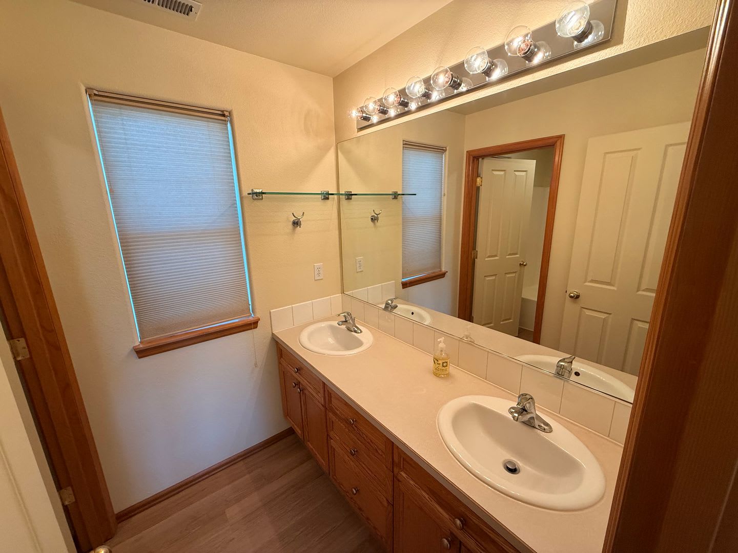 CHARMING SINGLE-LEVEL HOME IN A BEAUTFUL WELCOMING NEIGHBORHOOD!!! – photo 4