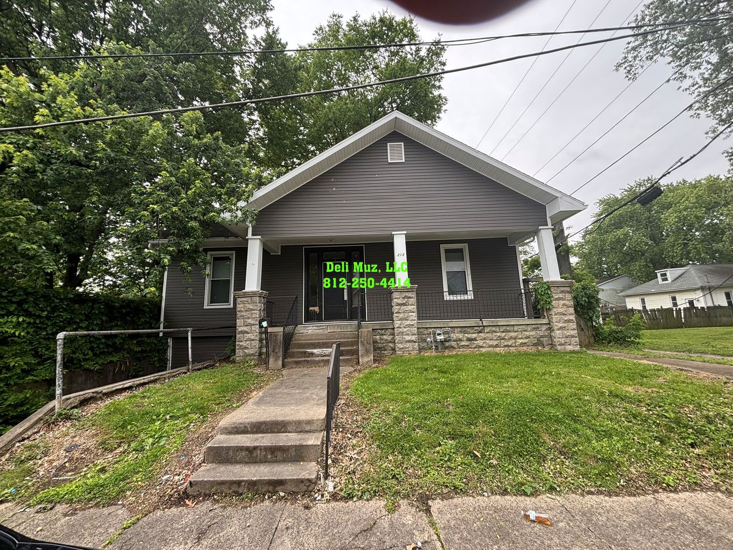 Nice Super Large 3 Bedroom, 1 Bath House with Fenced-in Back Yard – photo 1