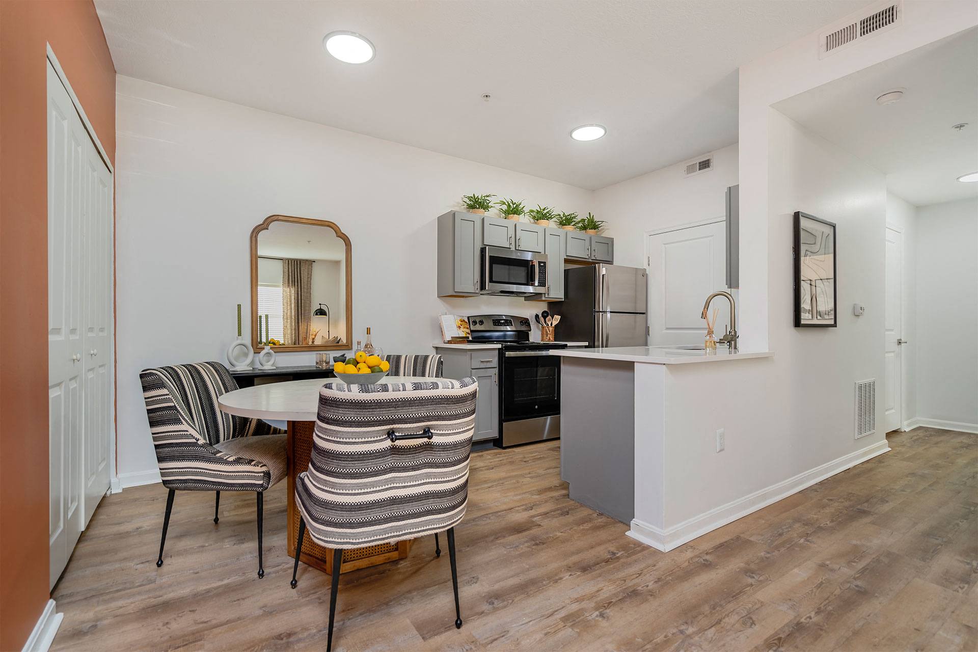 Warner West Apartments – photo 3