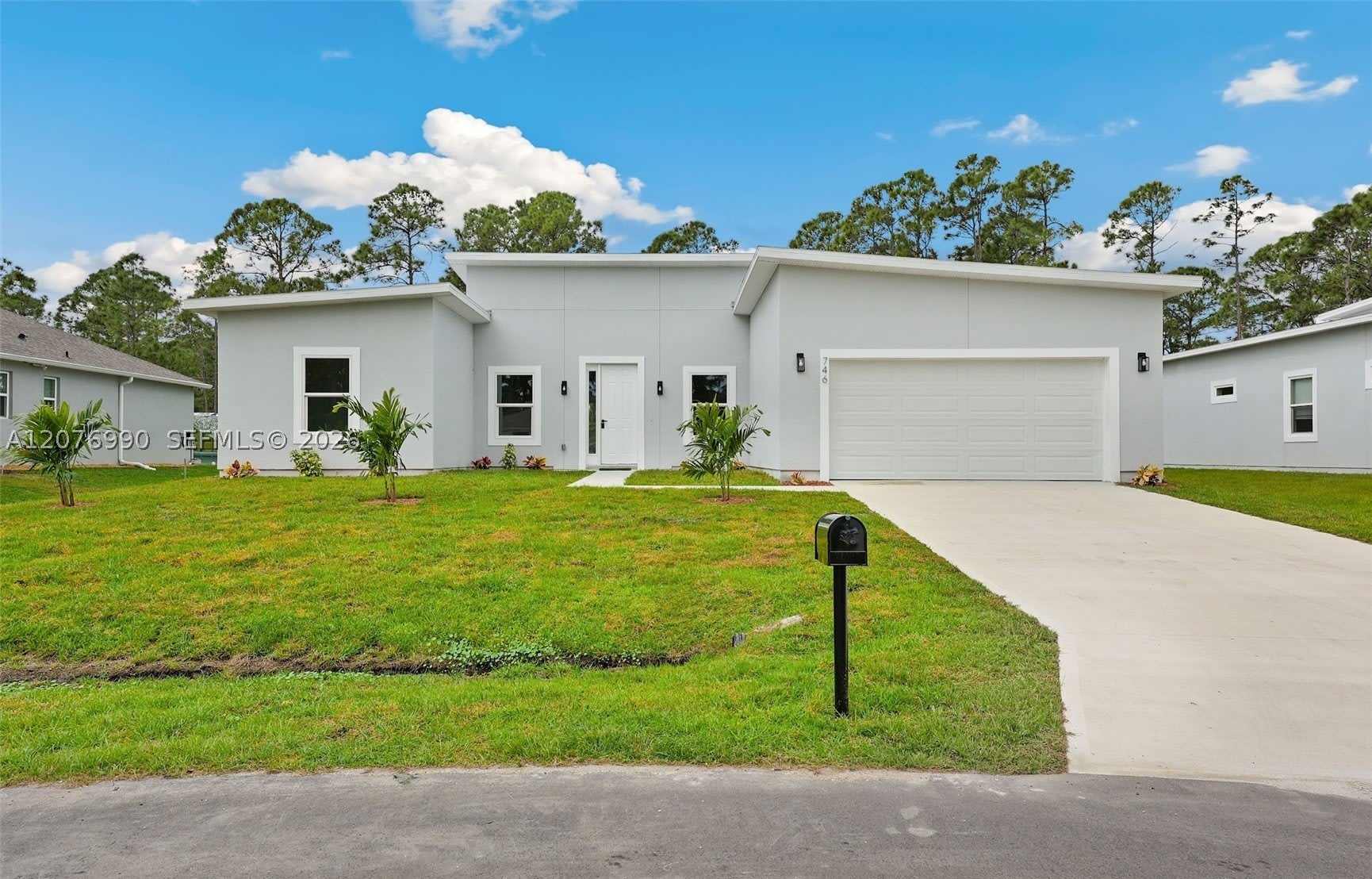 746 HARRIET AVE – photo 1