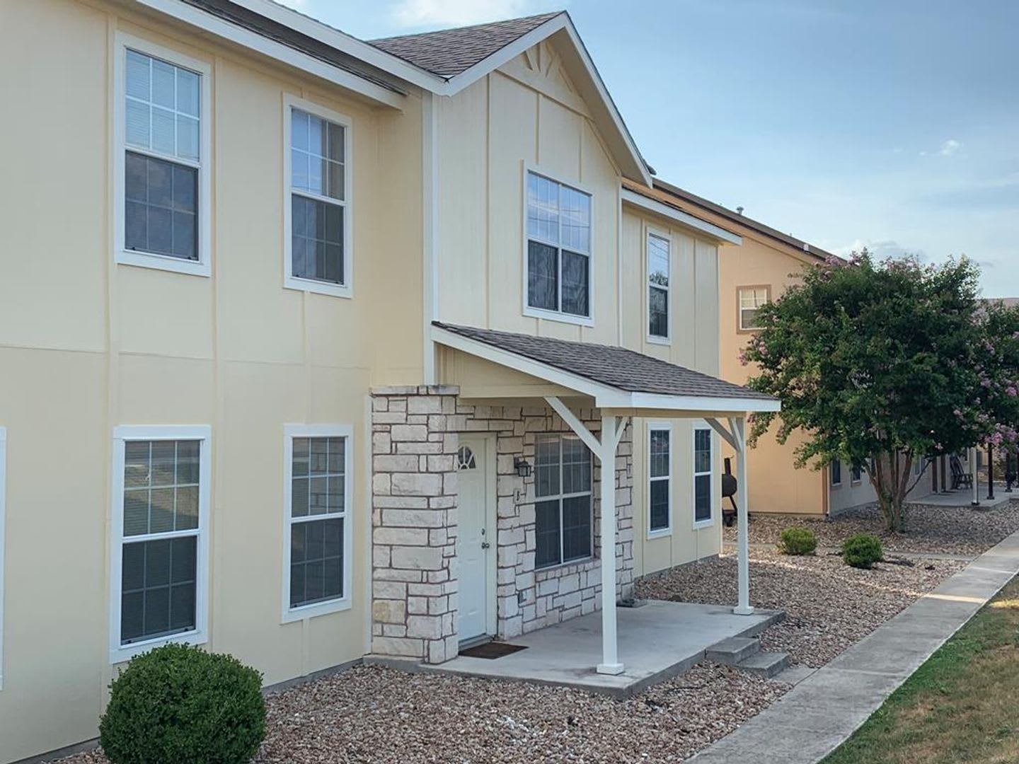 FOR LEASE!! Great location! – photo 1