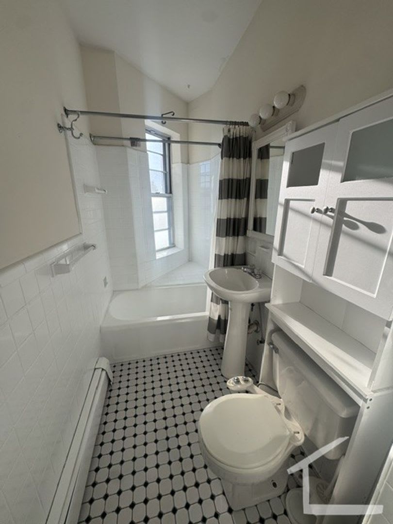 2 400 Brighton 1 Bedroom Near Cleveland Circle Heat Hot Water Included Available Now – photo 3