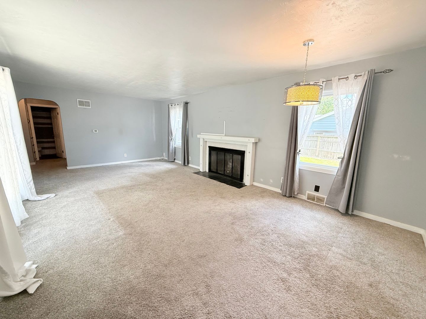 Charming 3 Bedroom Home in Quiet Normal Neighborhood – photo 5