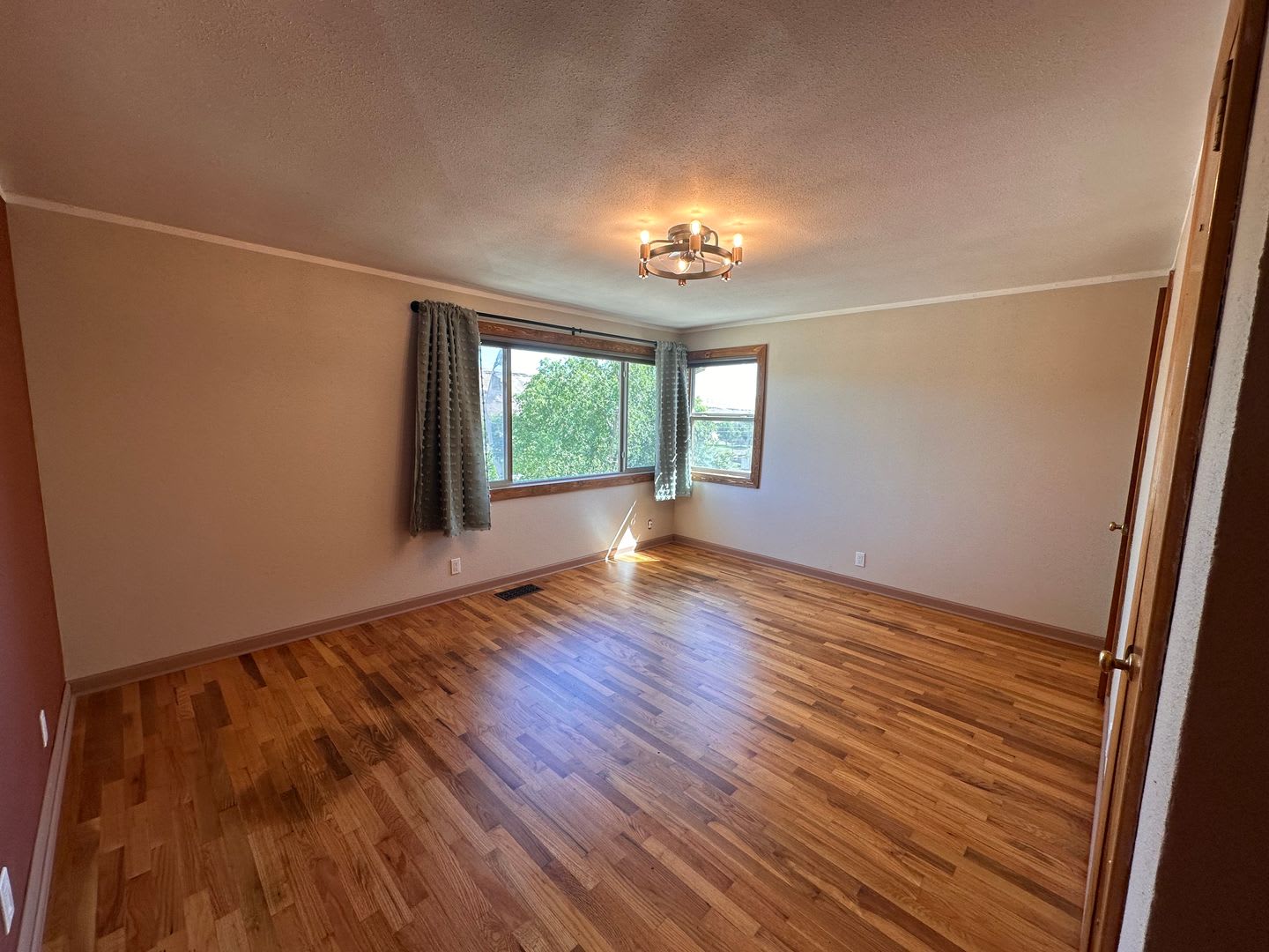 Beautiful 4 bedroom home with views of town – photo 5