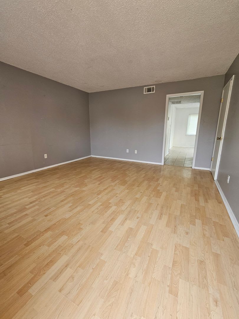 (2) Bed/(1.5) Bath Townhome Avail NOW! Pets Negotiable! – photo 3