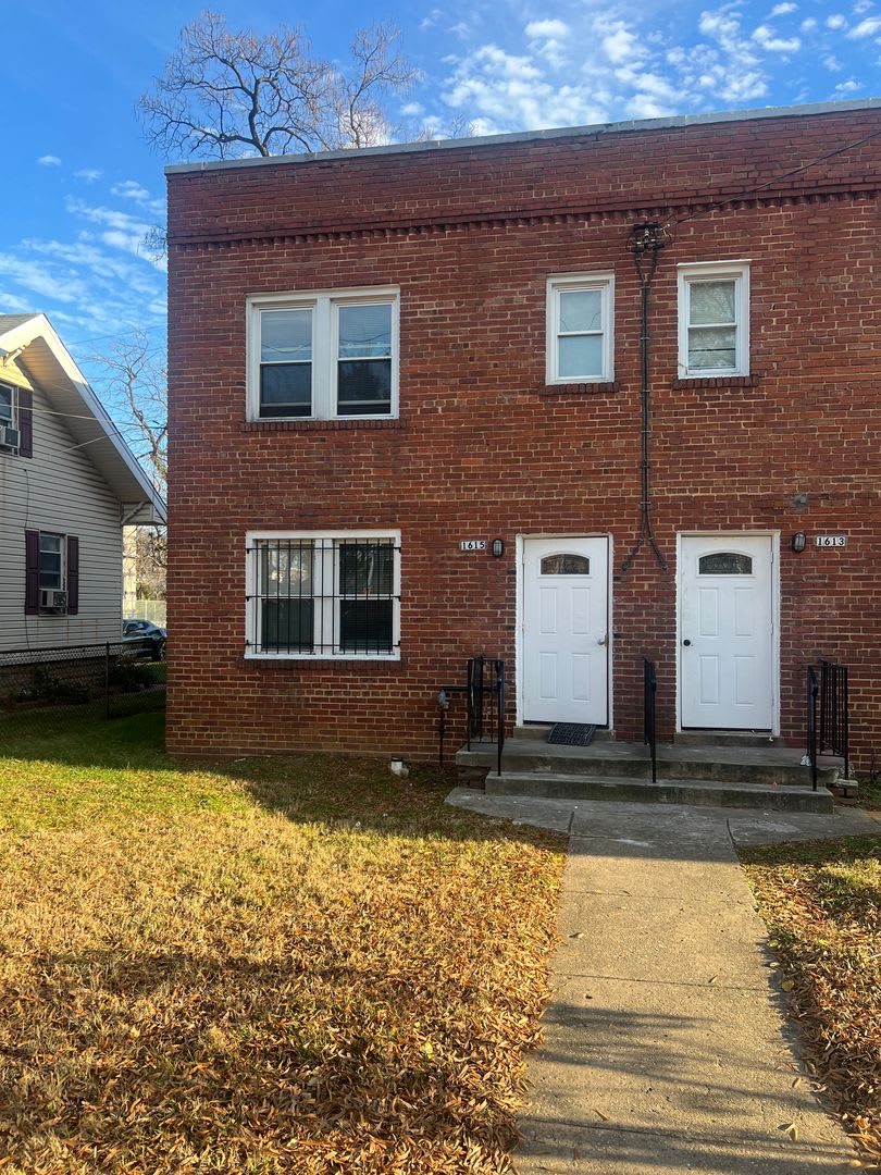 1615 Olive St Ne – photo 2