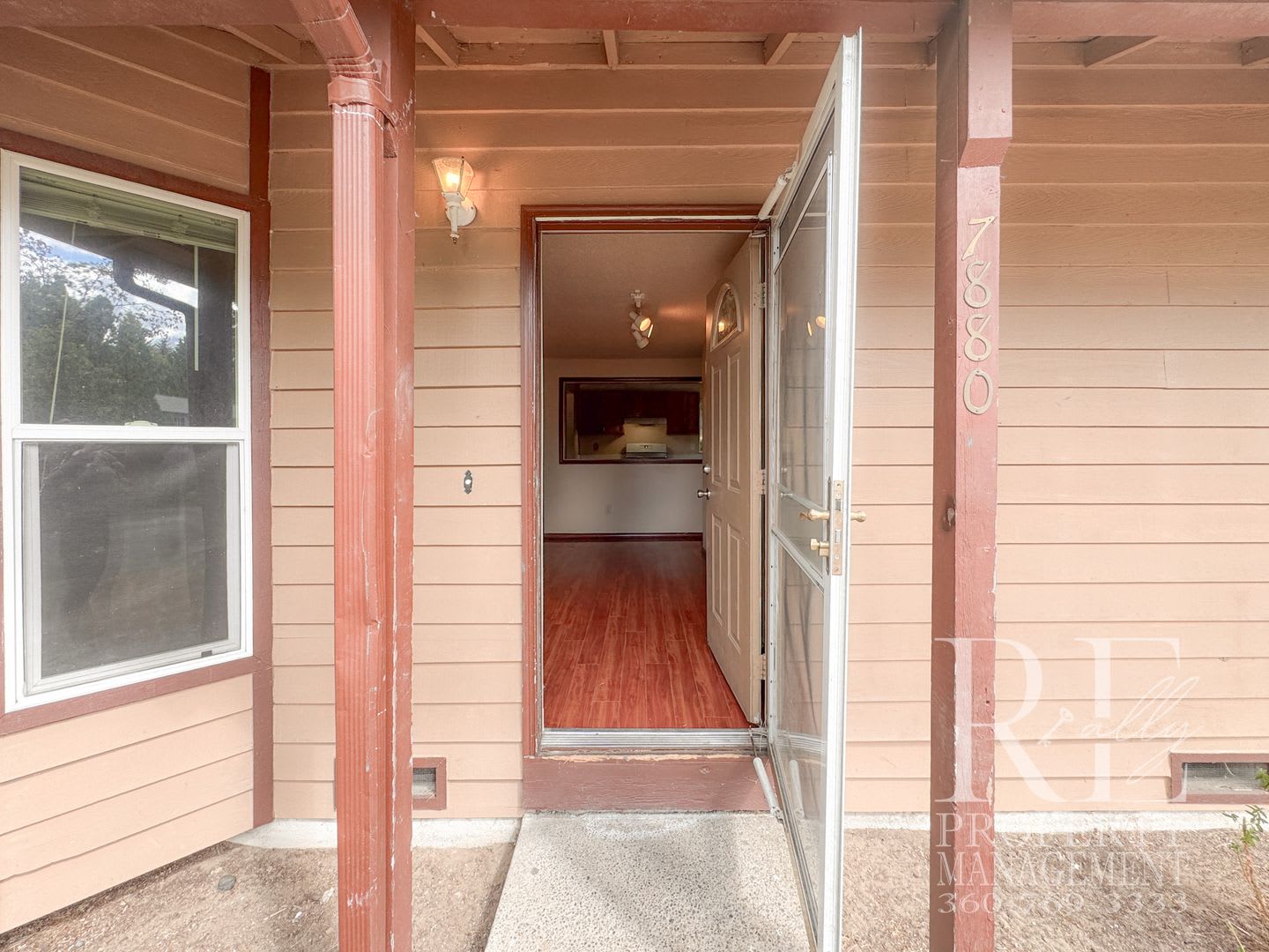Cozy 4-Bedroom Home with Two Fireplaces, Fenced Backyard & 2-Car Garage – photo 2