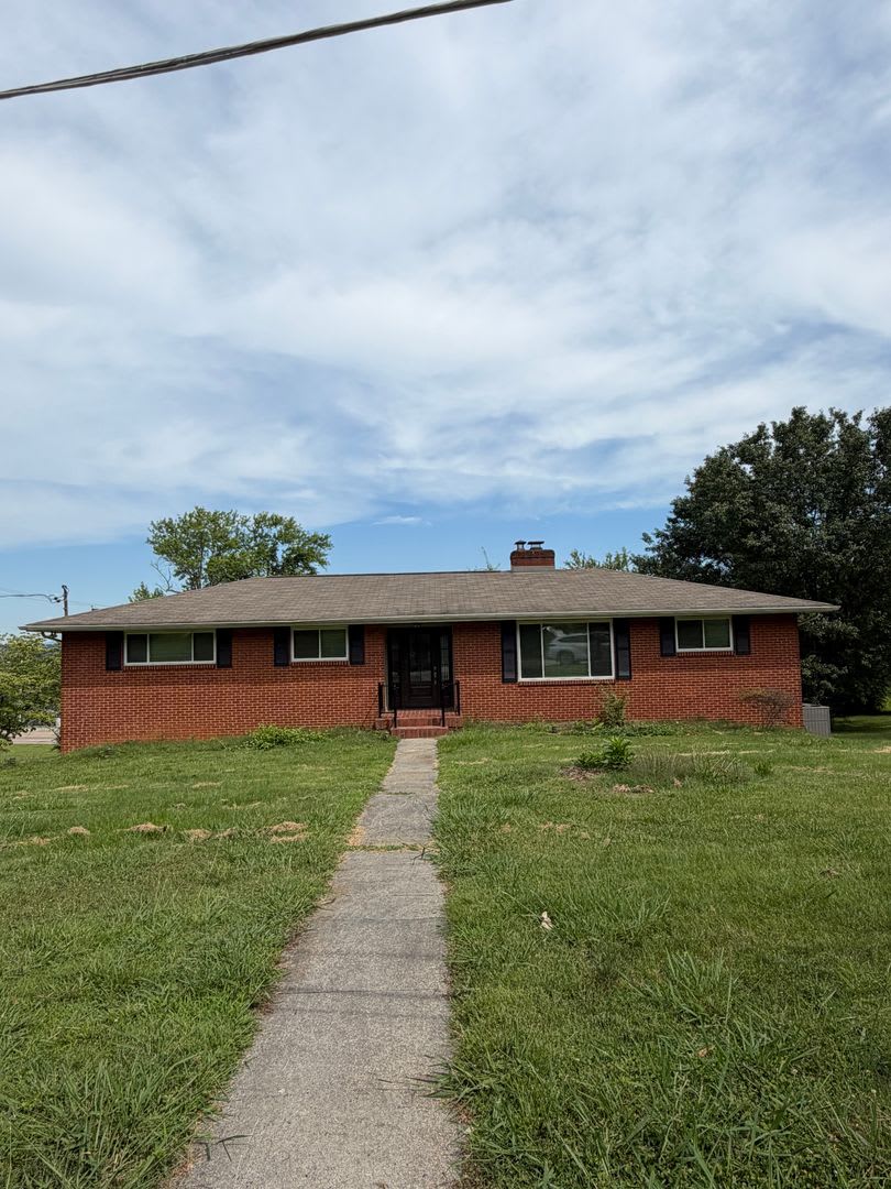 Knoxville 37923 3 Bedroom 2 Bath Home Located In Heart Of West Knoxville With Separate 1 Bedroom 1 Bath Living Space Downstairs – photo 1