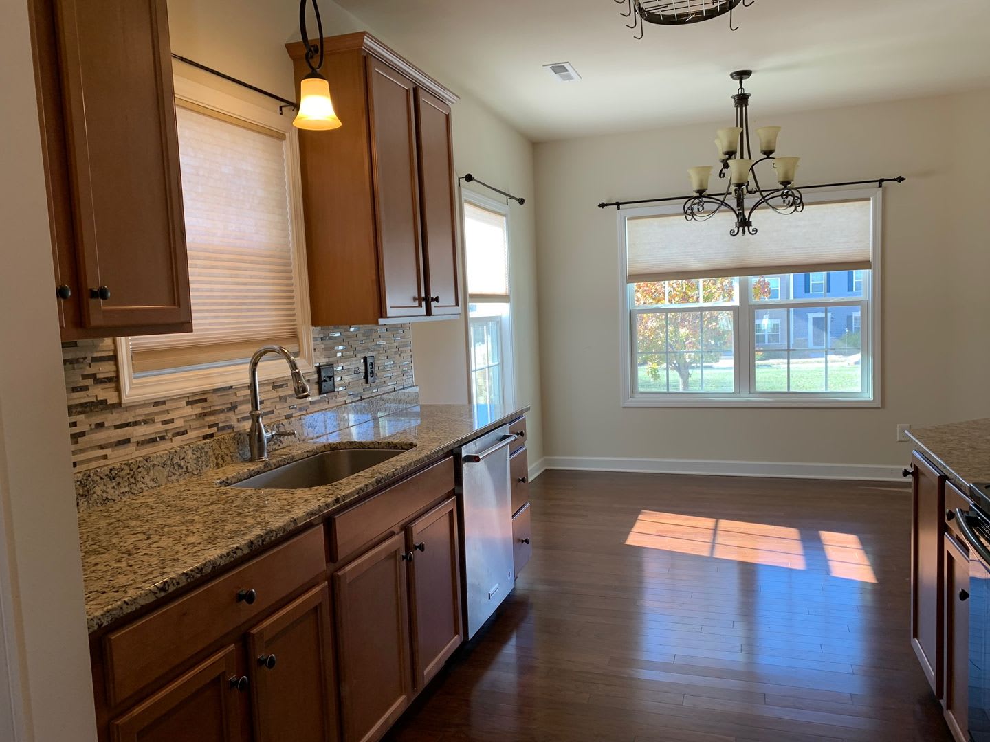 3 Bedroom 2.5 Bath Townhouse 1 Car Garage – photo 2